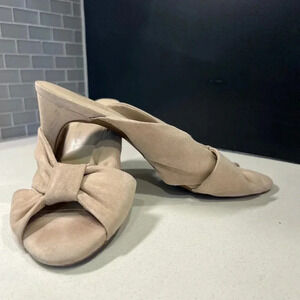 Aerosoles Heelrest Size 10 sandals beige suede 2” heel extremely comfortable
